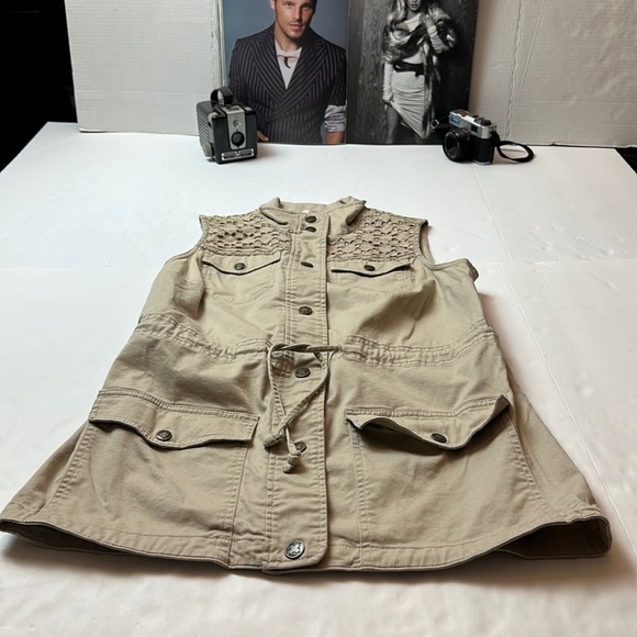Liz Claiborne utility vest with a tie waist and snap closure - Picture 1 of 11